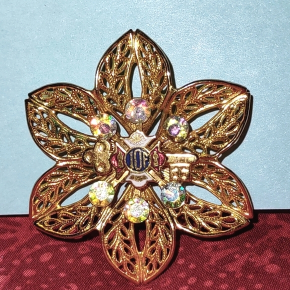 IOF Theme 6-point Floral Filigree Goldtone Brooch - Picture 5 of 10